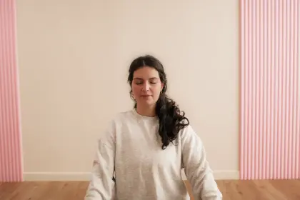 Julie, professeure de yoga avec yeux fermés