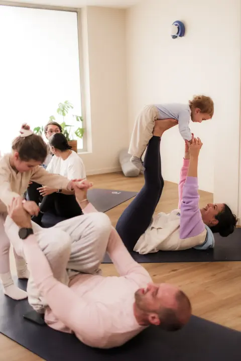 photo yoga en famille posture en duo