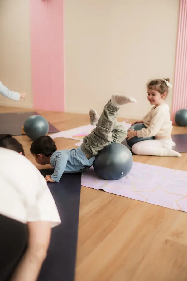 Enfants sur des tapis lors d'une séance de yoga.